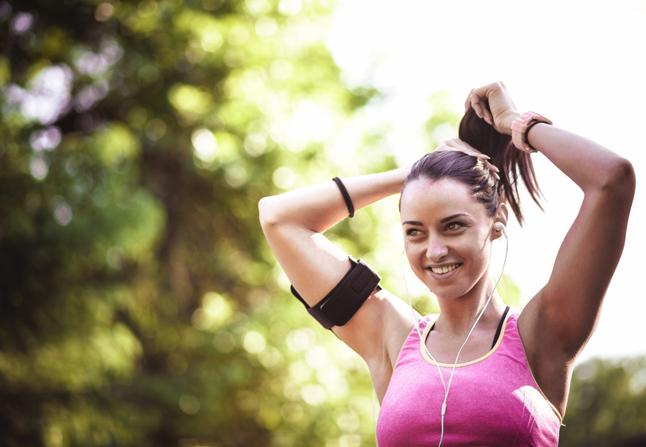 stažení vlasů do culíku při cvičení