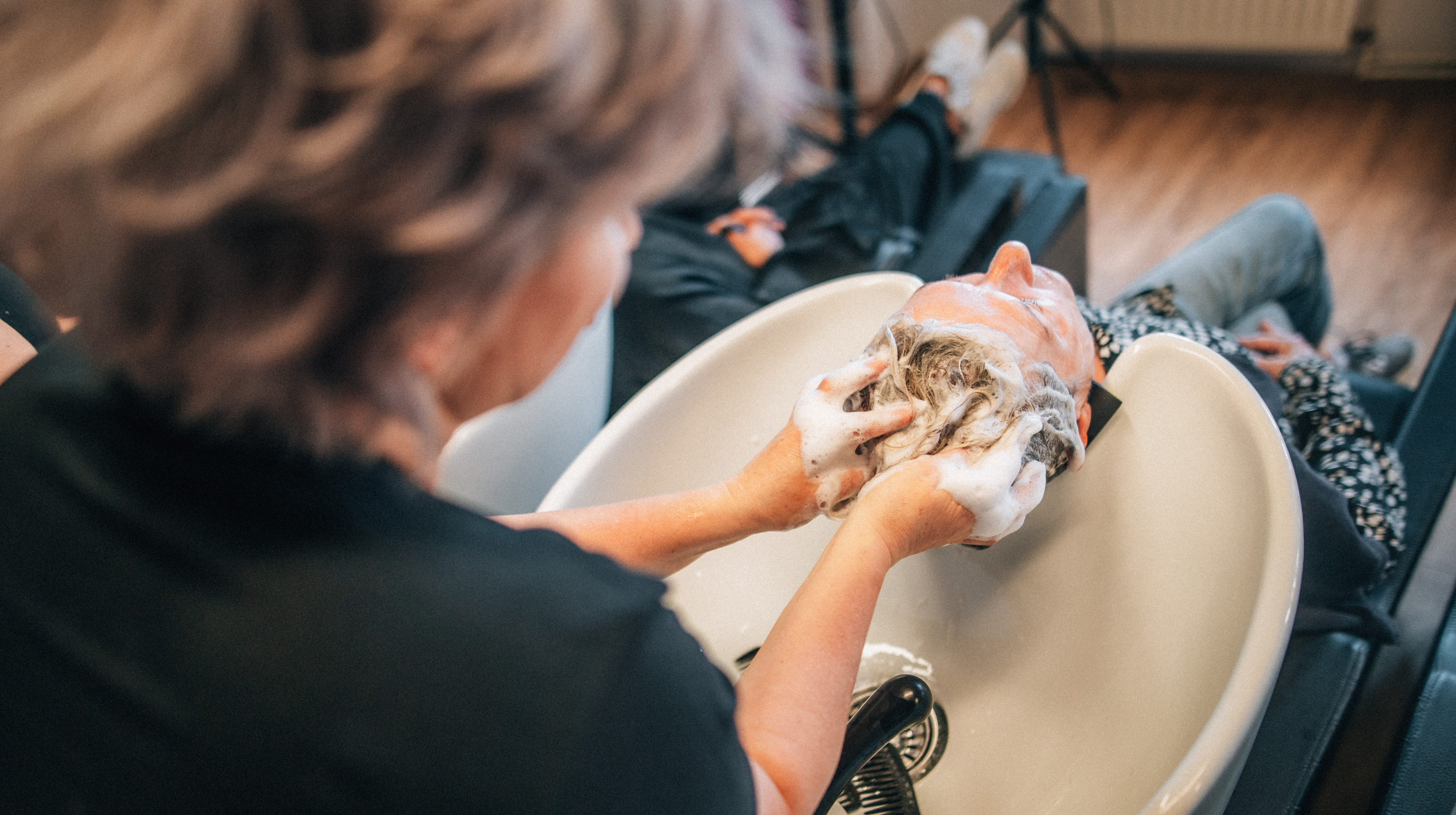 Obrázek: mýt vlasy před návštěvou kadeřnictví